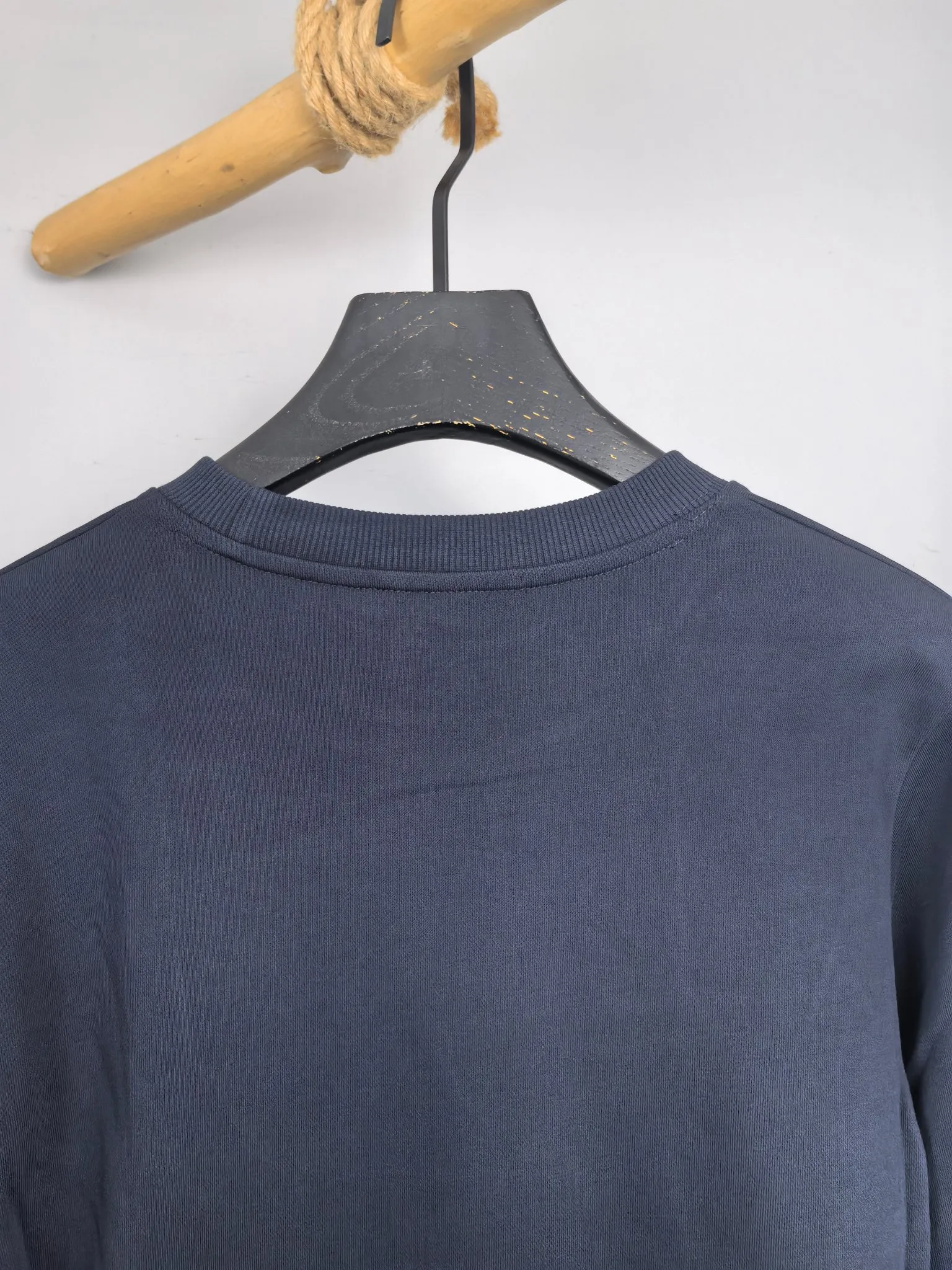 P340 POLO Ralph Lauren 2025 Autumn and Winter New Design Sweatshirt Official website synchronized! This T-shirt combines minimalist design with exquisite details. The oversize trim is reminiscent of Tyrolean dress details, summoning modern new ideas, creating a different conceptual pattern, and injecting rich connotation into the traditional cotton T-shirt. The LOGO on the front graphic webbing is unique and makes the brand more distinguished. It highlights the style of a big brand, sets off the minimalist design style, and reveals the elegance at a glance! As a brand that pursues design and tailoring techniques, the materials used will never disappoint! The body of this shirt is made of Solona cotton blended 400g fabric, which is noble and exquisite. The cotton surface is full, soft and skin-friendly. In short, such a classic style is a must-have for autumn and winter! M-4XL